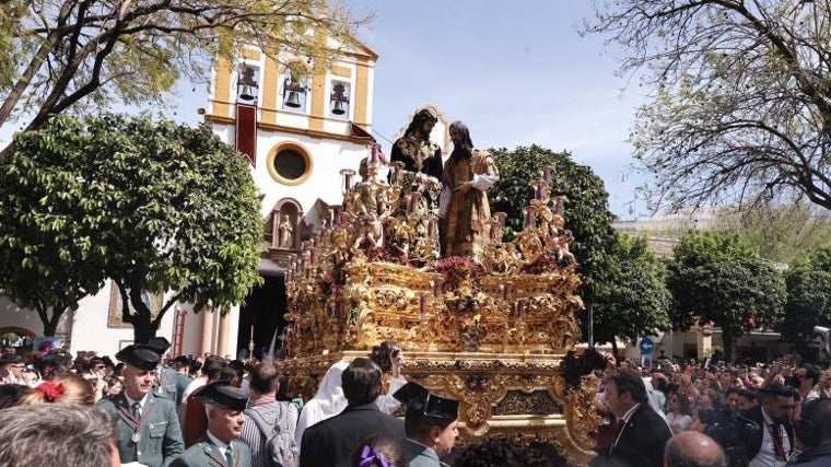 El Señor del Soberano Poder saliendo de su parroquia