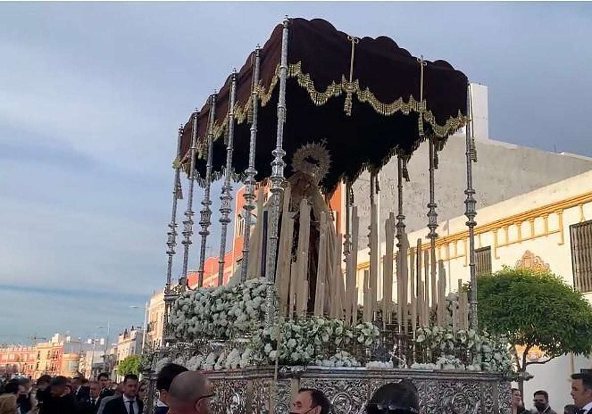 Palio de la Virgen del Carmen que procesiona en el día de hoy en Dos Hermanas
