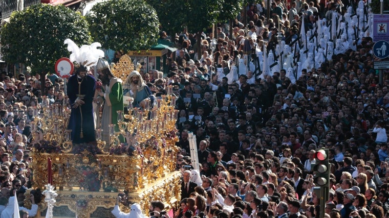 Nuestro Padre Jesús en su Soberano Poder, de la Hermandad de San Gonzalo, un Lunes Santo durante su estación de penitencia