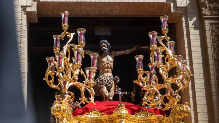 El Cristo de la Sed sale a sones de su marcha de Gámez Laserna