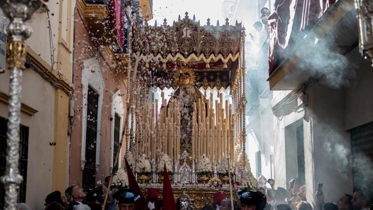 El palio de la Virgen del Buen Fin por las calles del centro