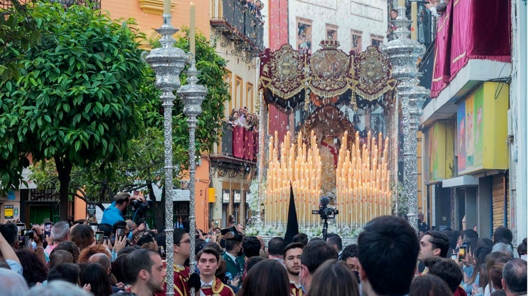 María Santísima de Regla, de la Hermandad de los Panaderos, durante su estación de penitencia un Miércoles Santo