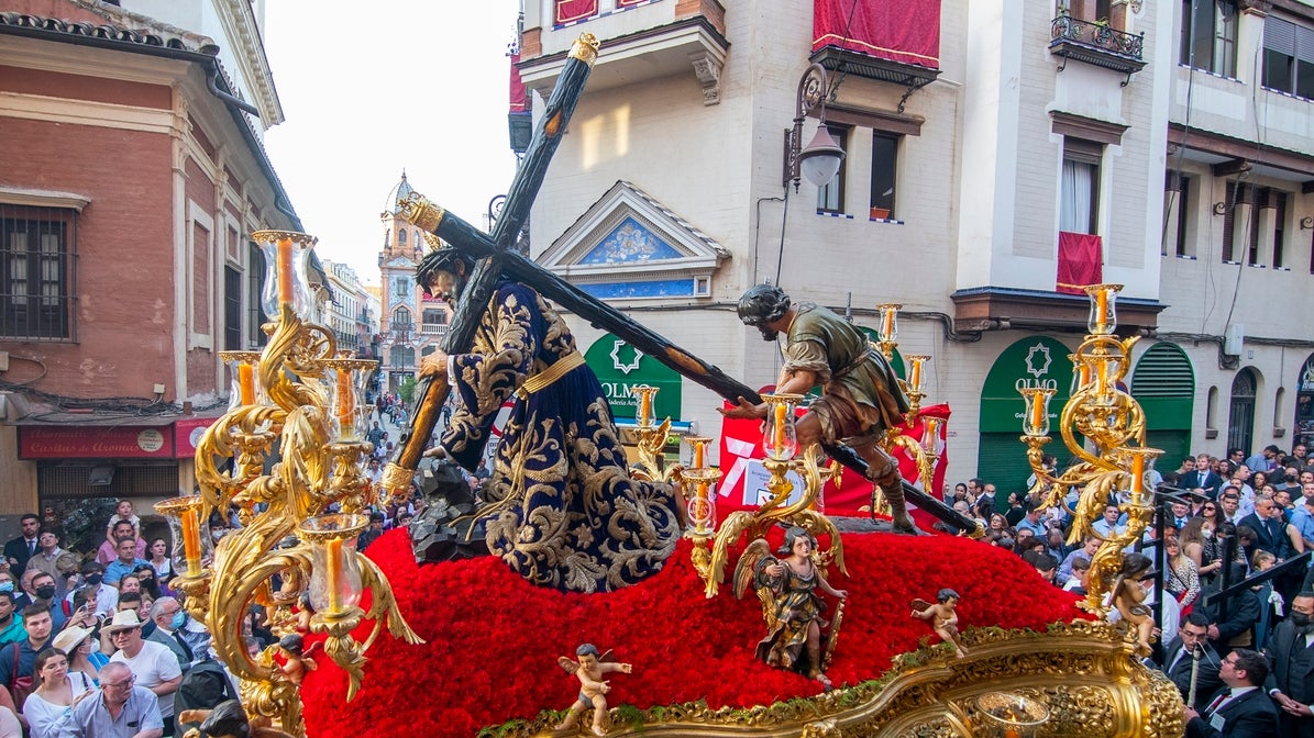 El Señor de las Tres Caídas, de la Hermandad de San Isidoro, durante su estación de penitencia un Viernes Santo