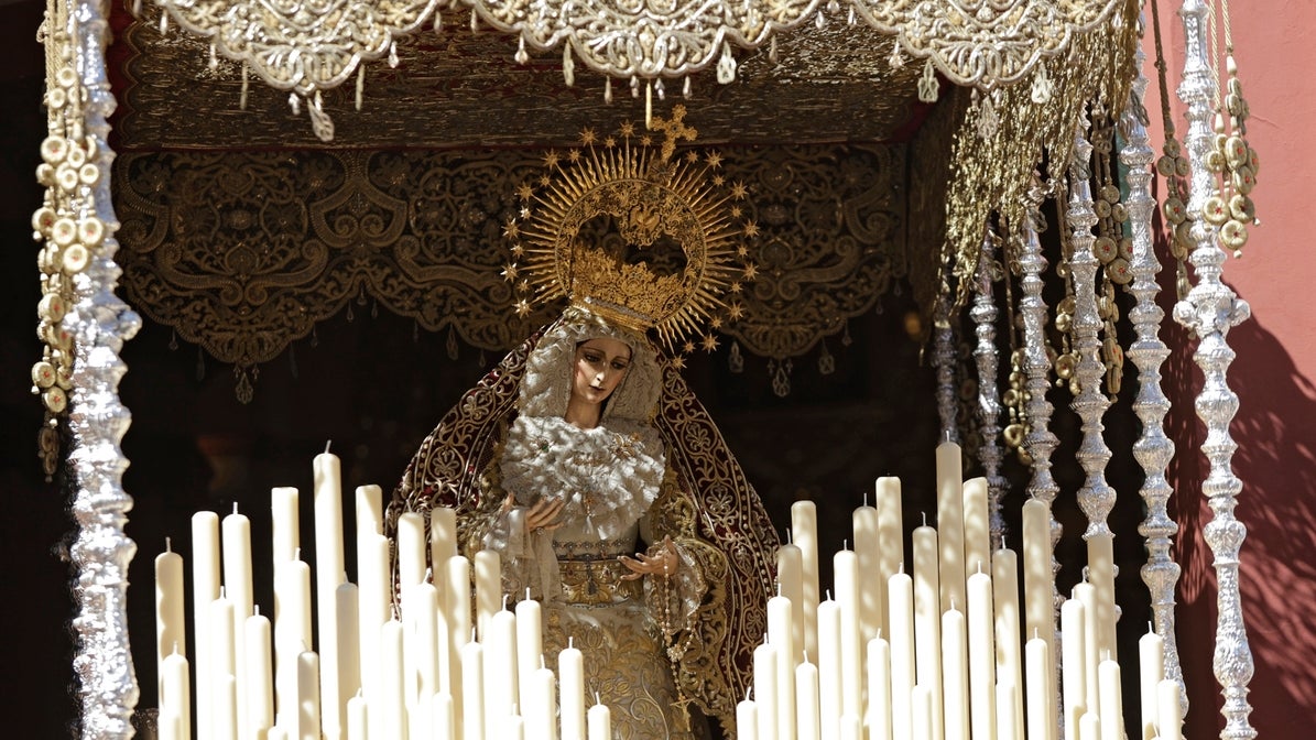 La Virgen del Patrocinio, de la Hermandad del Cachorro, durante su estación de penitencia un Viernes Santo