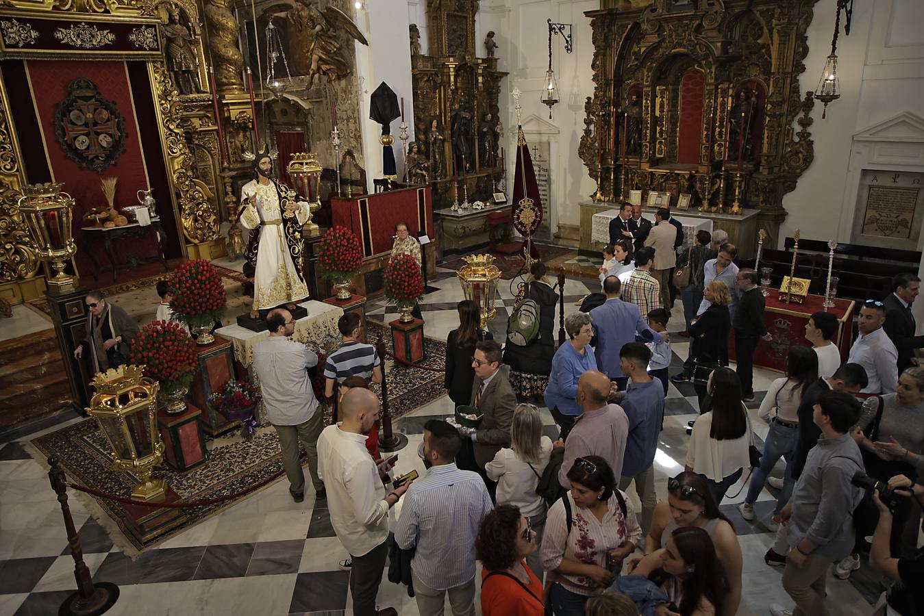 Besamanos de la Hermandad de la Sagrada Cena, en la iglesia de los Terceros de Sevilla