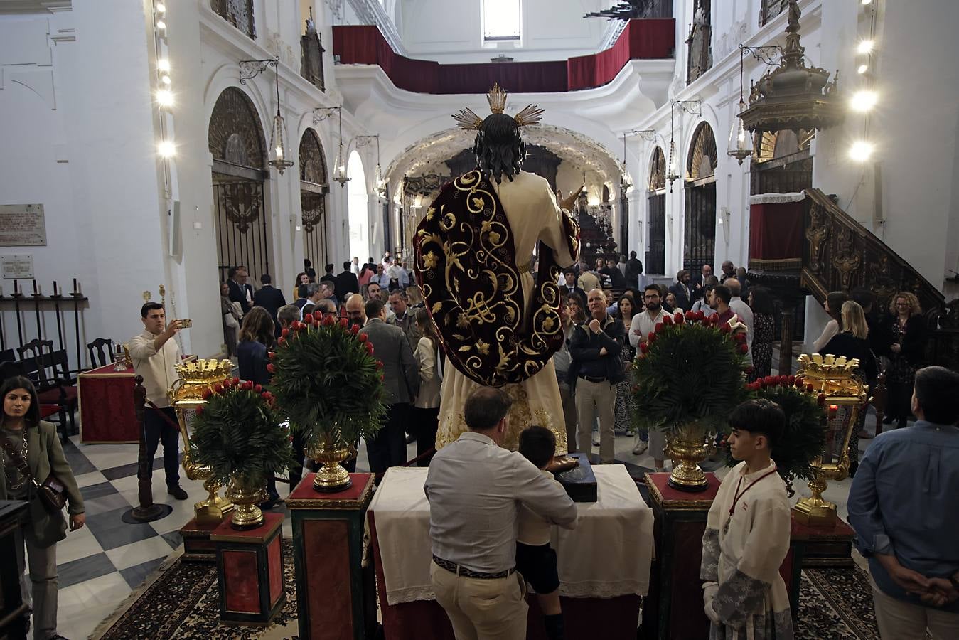 Besamanos de la Hermandad de la Sagrada Cena, en la iglesia de los Terceros de Sevilla