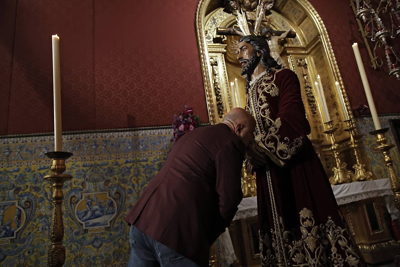 Besamanos de la Hermandad del Dulce Nombre, en la iglesia de San Lorenzo de Sevilla