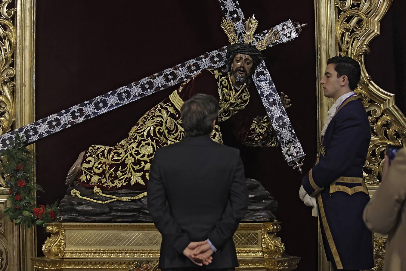 Besamanos de la Hermandad de las Penas de San Vicente, en la iglesia de San Vicente de Sevilla