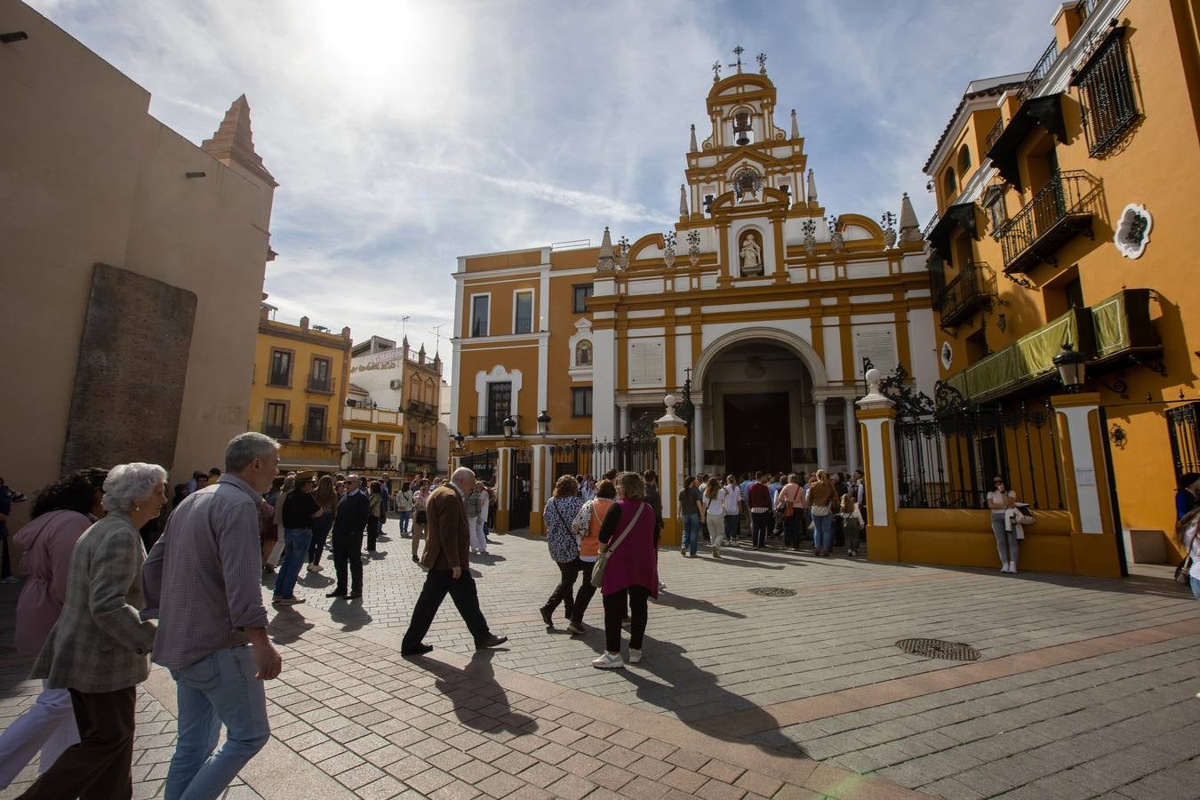 Ambiente en la Basílica de la Macarena durante el Domingo de Pasión 2024