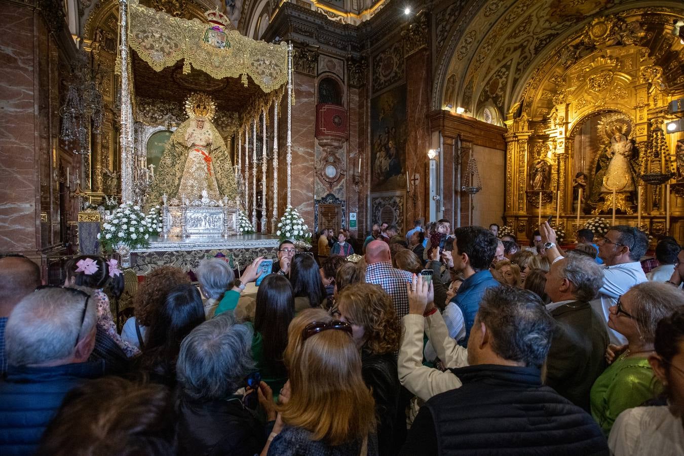 Ambiente en la Basílica de la Macarena durante el Domingo de Pasión 2024