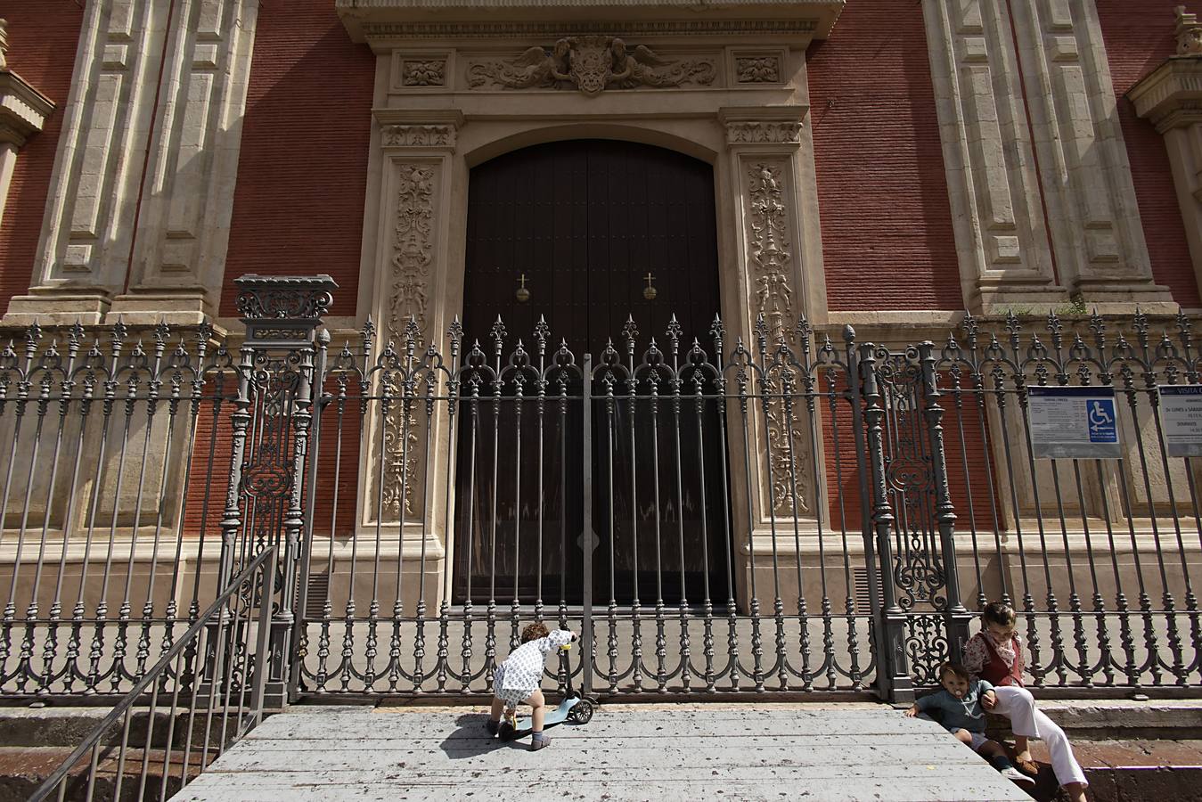 Ambiente del Domingo de Pasión en San Lorenzo, El Salvador y calles del centro histórico de Sevilla