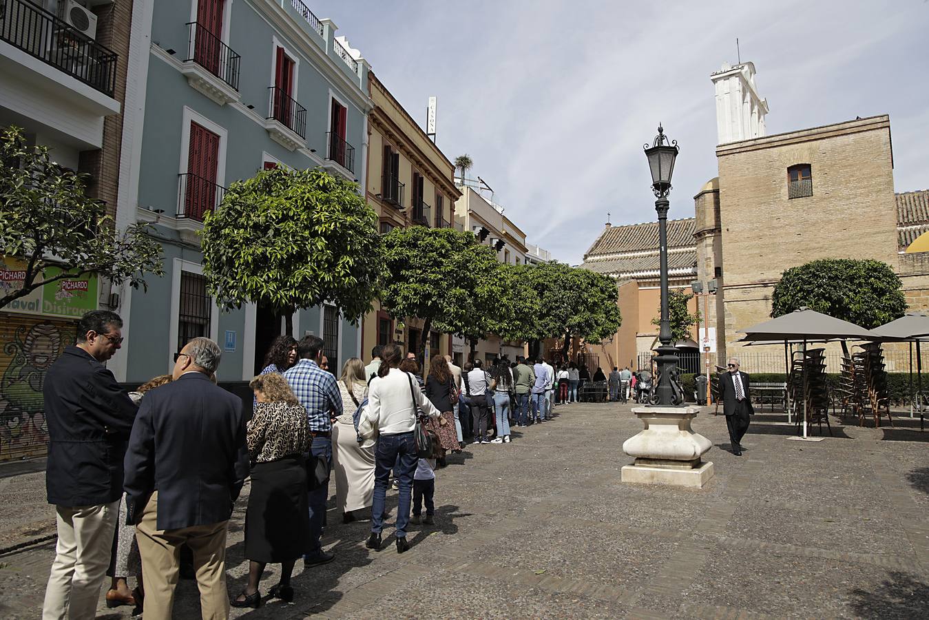 Ambiente del Domingo de Pasión en San Lorenzo, El Salvador y calles del centro histórico de Sevilla