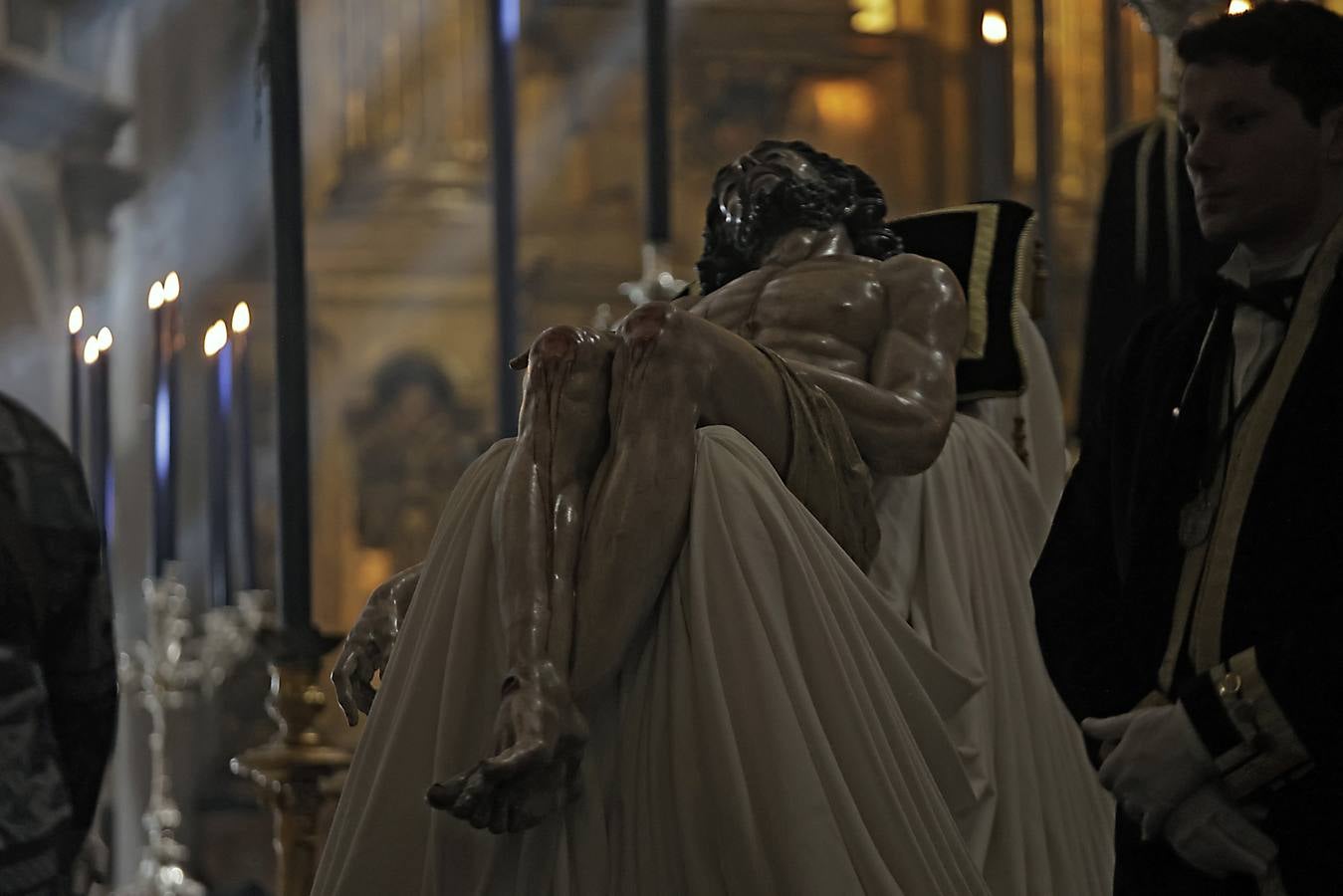 Besamanos de la Hermandad de Santa Marta, en la iglesia de San Andrés de Sevilla