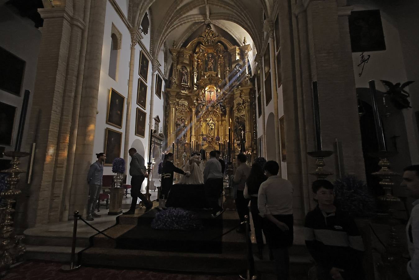 Besamanos de la Hermandad de Santa Marta, en la iglesia de San Andrés de Sevilla