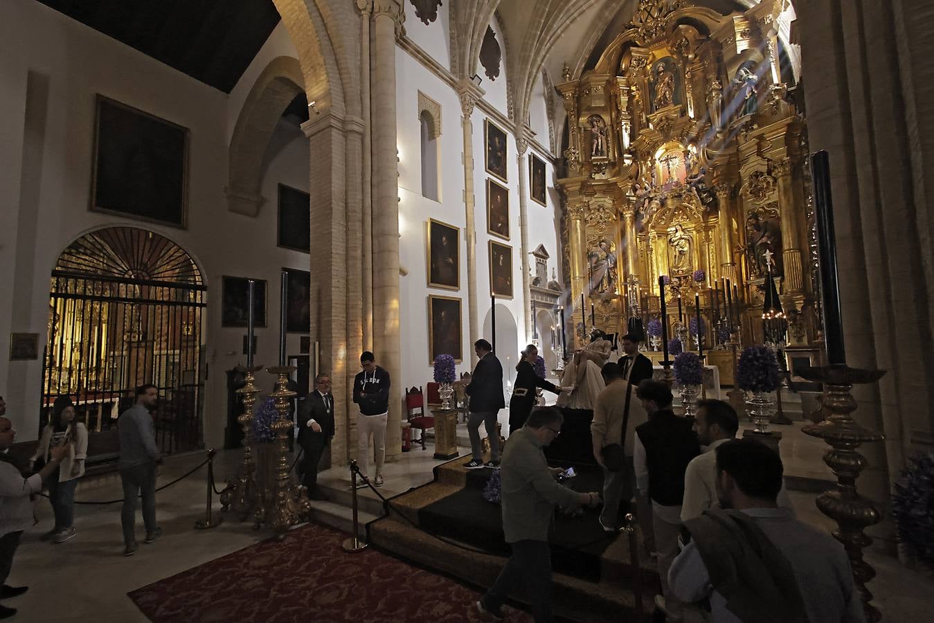 Besamanos de la Hermandad de Santa Marta, en la iglesia de San Andrés de Sevilla