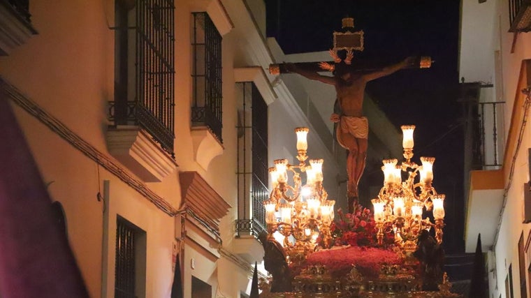 La hermandad de Los Gitanos procesiona con el Cristo de la Buena Muerte y la Virgen de la Esperanza