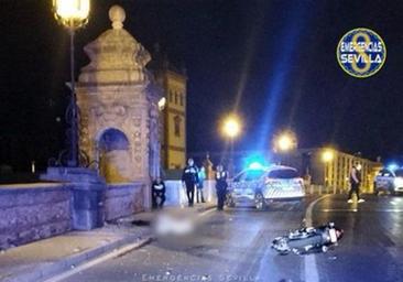 Muere un motorista en un accidente de tráfico en el puente de San Bernardo de Sevilla