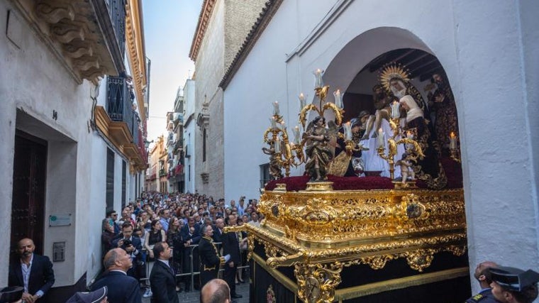 El paso de la Mortaja saliendo desde el exconvento de la Paz