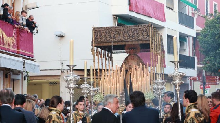 El paso de palio dorado de la Virgen de Loreto