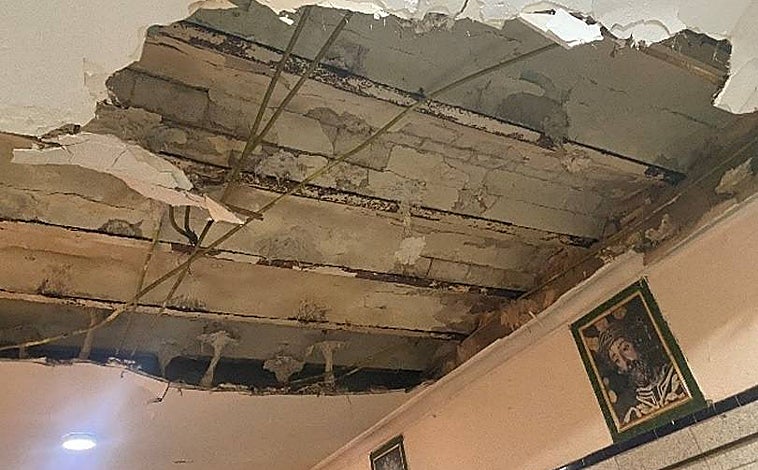 Imagen principal - El techo del bar Esperanza Macarena se desprendió el pasado 12 de febrero sobre el suelo, la barra y los enseres del establecimiento