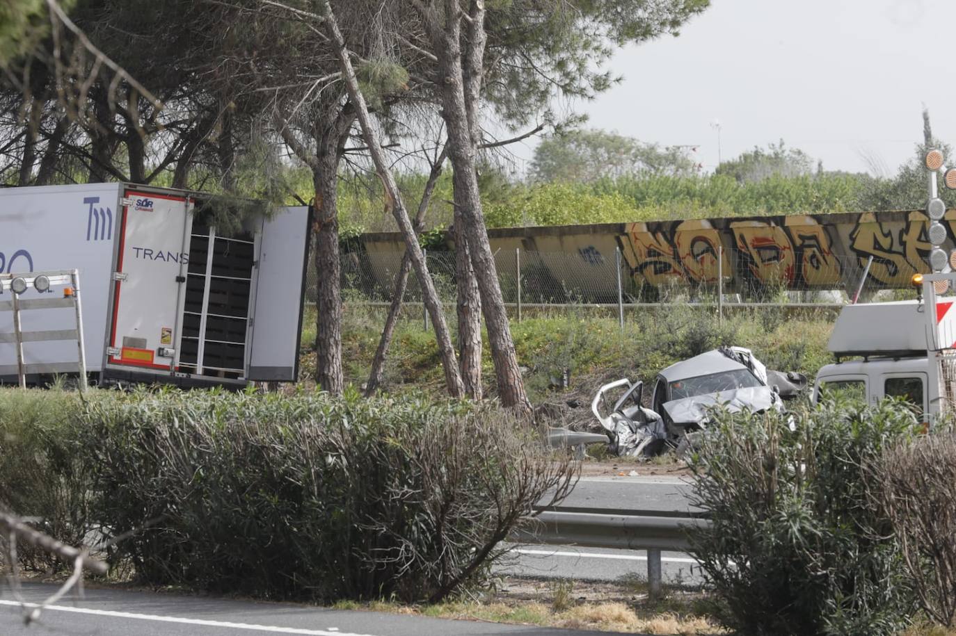 Imágenes del accidente mortal en la AP-4 de Sevilla en el que han muerto seis personas