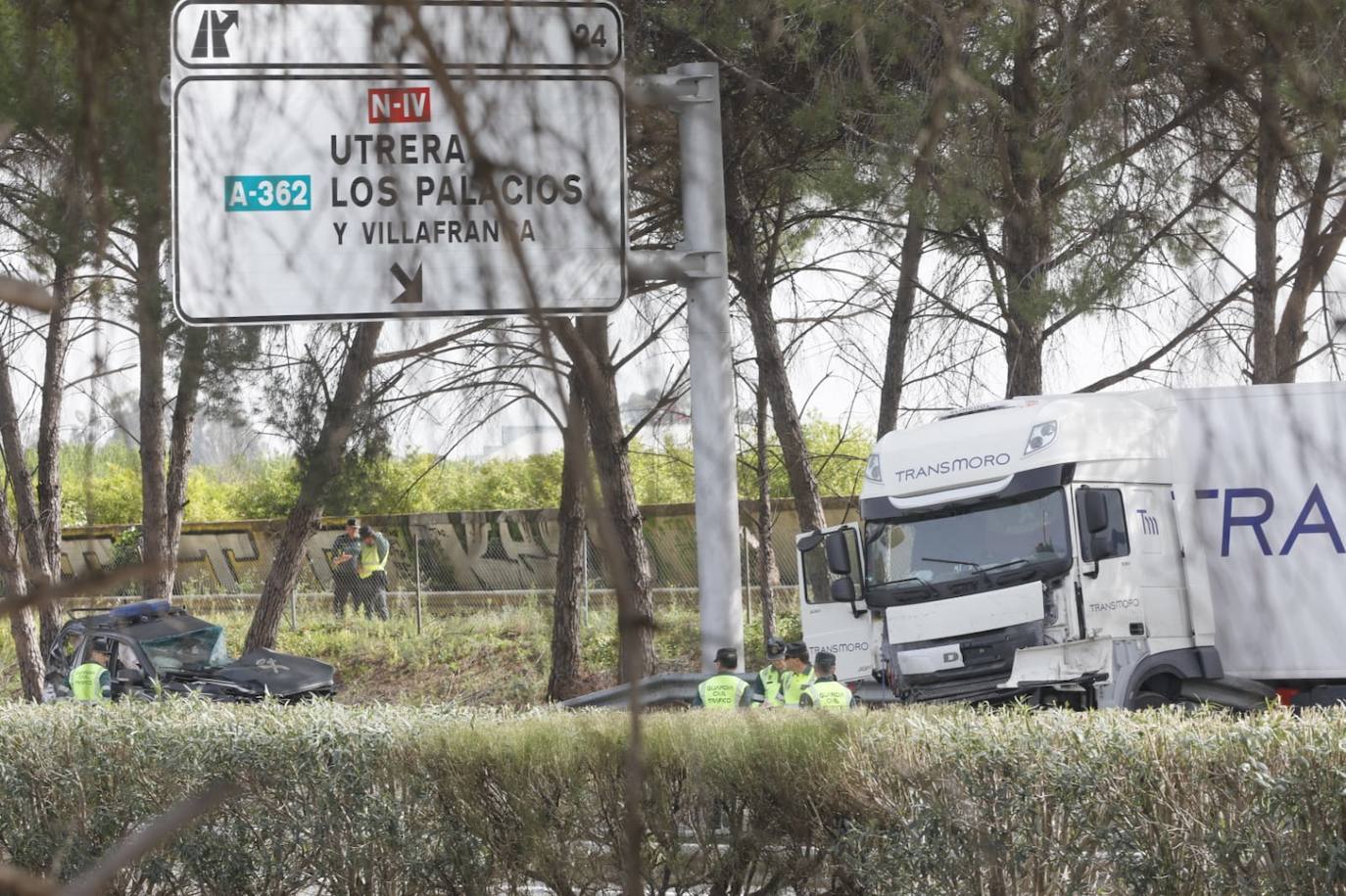 Imágenes del accidente mortal en la AP-4 de Sevilla en el que han muerto seis personas
