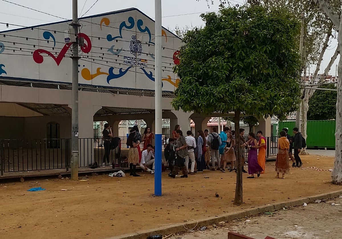 Botellona en la caseta de Feria de Sevilla de la Policía Nacional