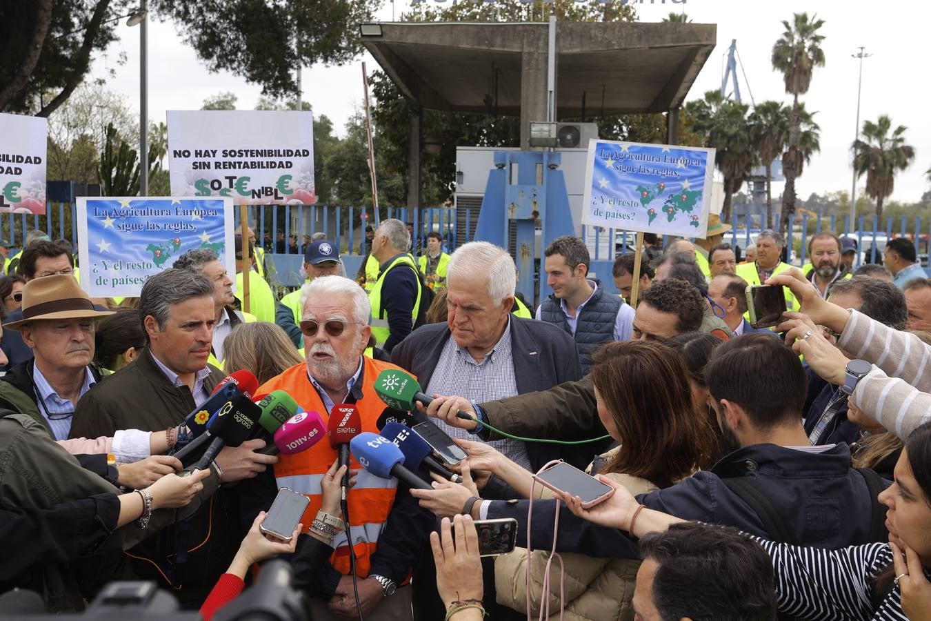 Los agricultores han bloqueado el acceso a las instalaciones del Puerto de Sevilla