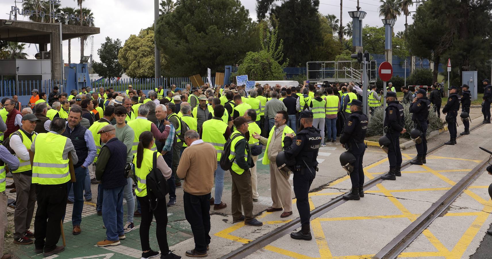 Los agricultores han bloqueado el acceso a las instalaciones del Puerto de Sevilla