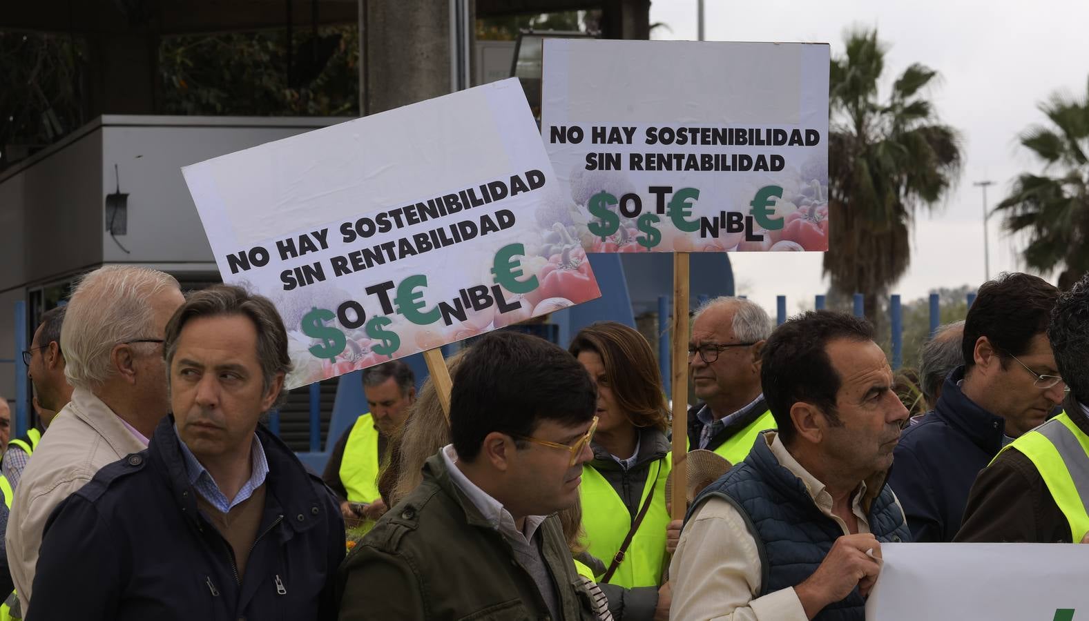 Los agricultores han bloqueado el acceso a las instalaciones del Puerto de Sevilla