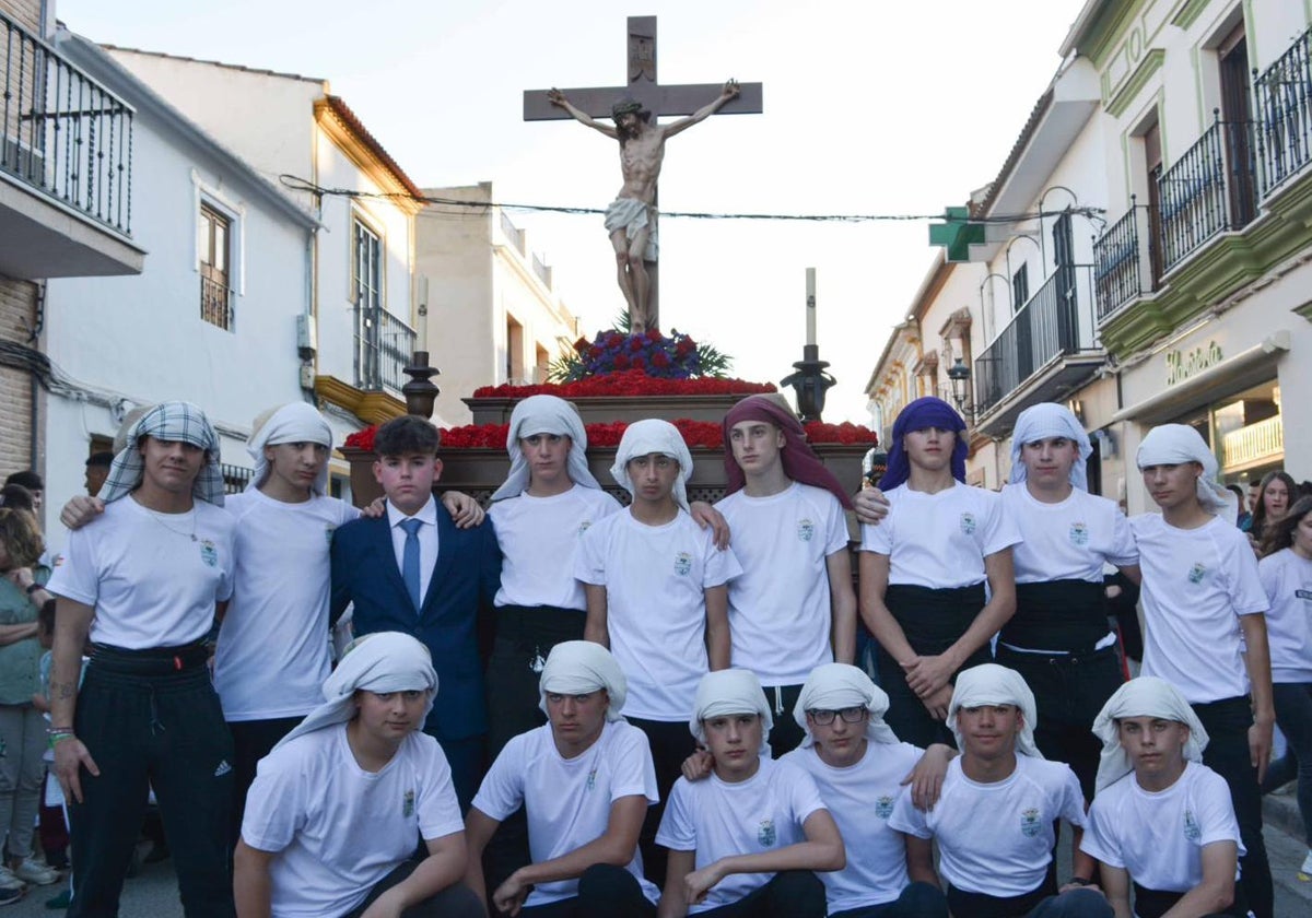 Los costaleros de la Hermandad Los Niños de Cañada Rosal junto al Cristo de la Salud