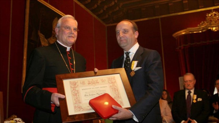 El cardenal Amigo entrega a Joaquín Moeckel la Cruz y título Pro Eclessia et Pontífice, también otorgada a su padre Otto, al fondo