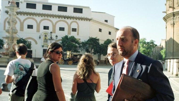 Joaquín Moeckel, en agosto de 2001, accede al Palacio Arzobispal para entregar el recurso de la hermandad del Baratillo