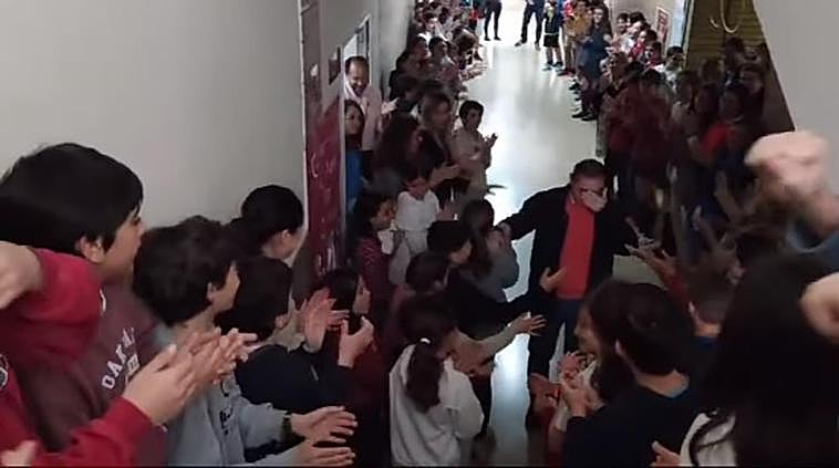 En vídeo: la emocionante despedida de los alumnos del colegio San José de Sevilla al profesor José Carlos Ríos por su jubilación