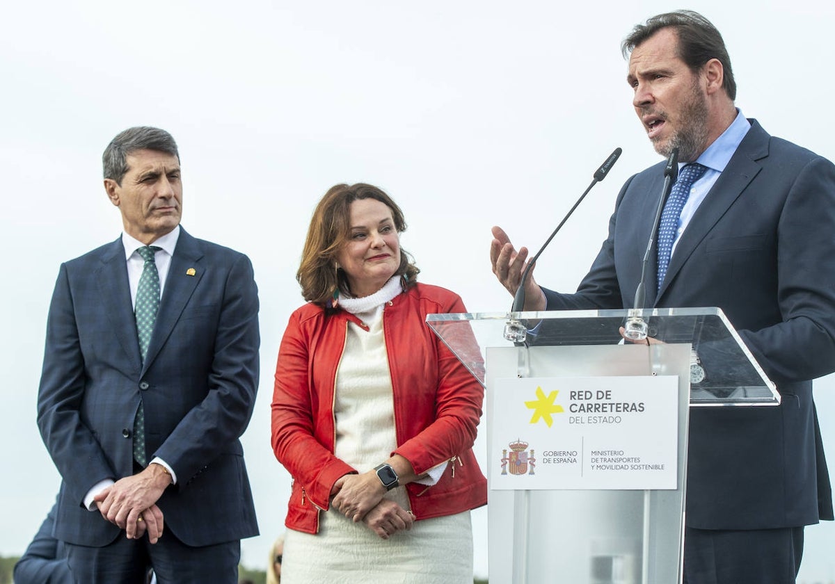 Óscar Puente acudió a la inauguración de un tramo de carretera en Espartinas el pasado 5 de febrero