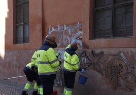 El equipo antigrafitis elimina 200 pintadas en el Casco Histórico de Sevilla