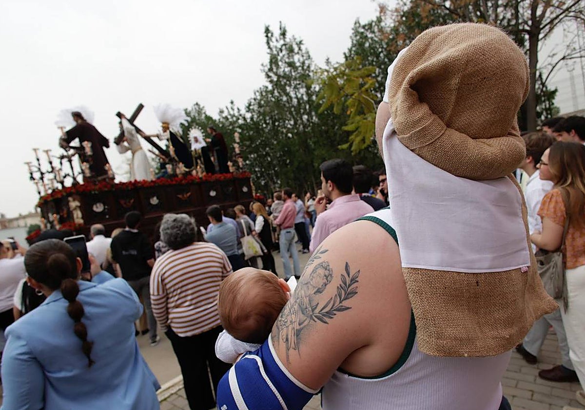 El Señor de la Bendición, poco después de salir de la parroquia de Jesús Obrero