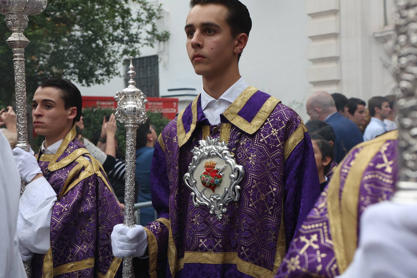 Seiscientos nazarenos acompañan al Cristo de la Misión y a la Virgen del Amparo el Viernes de Dolores
