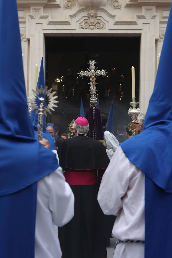 Seiscientos nazarenos acompañan al Cristo de la Misión y a la Virgen del Amparo el Viernes de Dolores