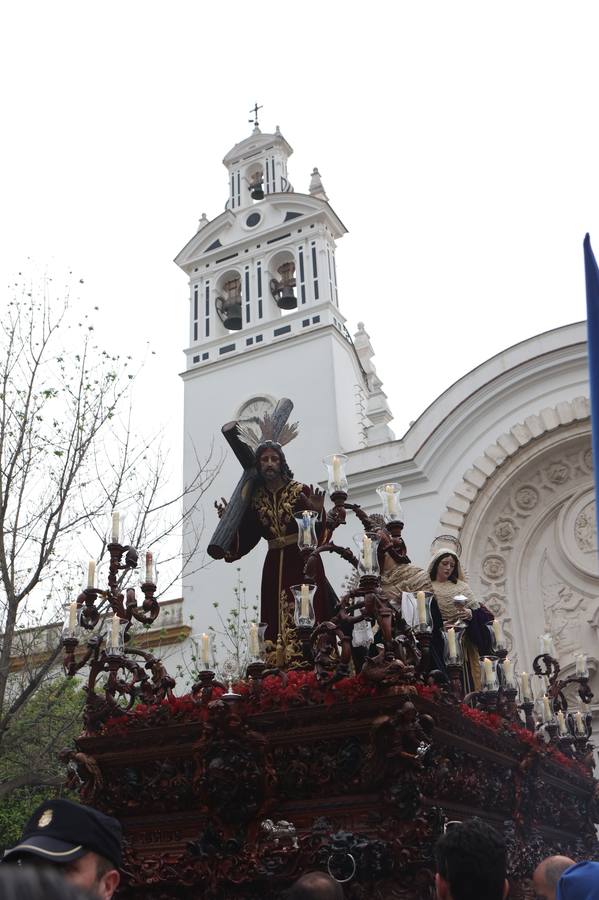 Seiscientos nazarenos acompañan al Cristo de la Misión y a la Virgen del Amparo el Viernes de Dolores