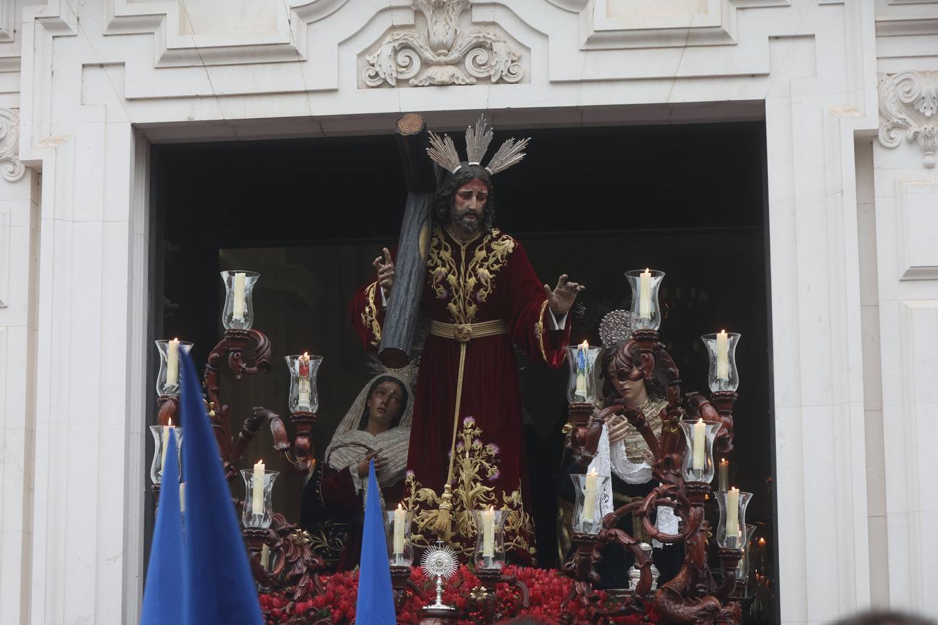 Seiscientos nazarenos acompañan al Cristo de la Misión y a la Virgen del Amparo el Viernes de Dolores