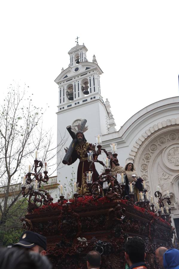 Seiscientos nazarenos acompañan al Cristo de la Misión y a la Virgen del Amparo el Viernes de Dolores