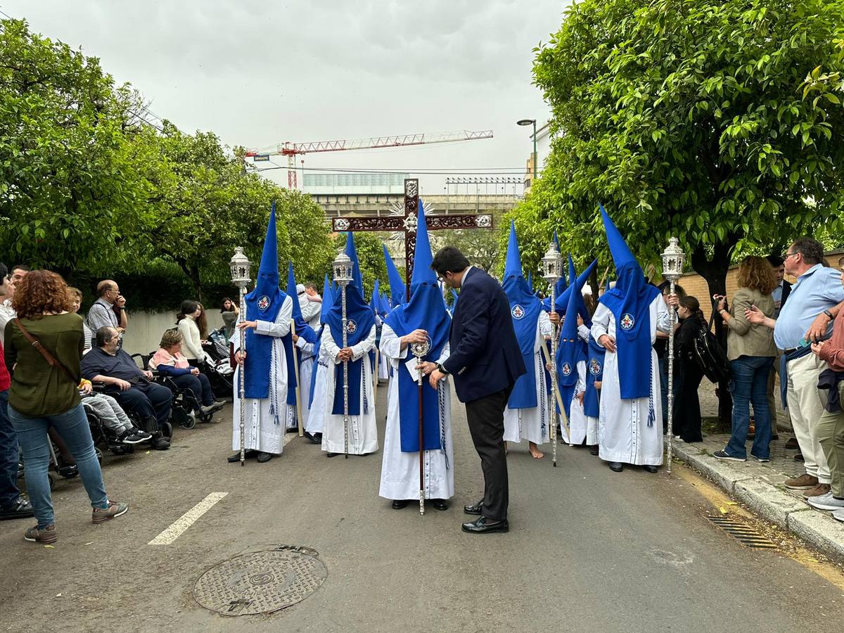 Seiscientos nazarenos acompañan al Cristo de la Misión y a la Virgen del Amparo el Viernes de Dolores