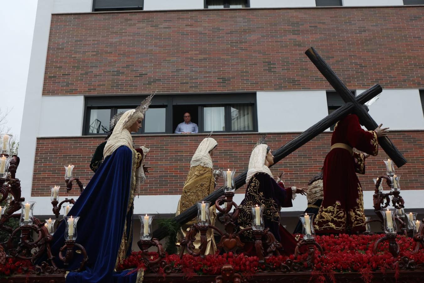 Seiscientos nazarenos acompañan al Cristo de la Misión y a la Virgen del Amparo el Viernes de Dolores
