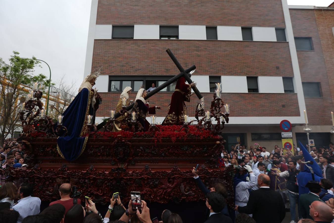 Seiscientos nazarenos acompañan al Cristo de la Misión y a la Virgen del Amparo el Viernes de Dolores