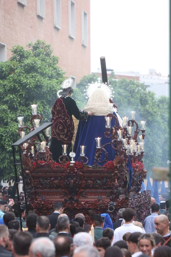 Seiscientos nazarenos acompañan al Cristo de la Misión y a la Virgen del Amparo el Viernes de Dolores