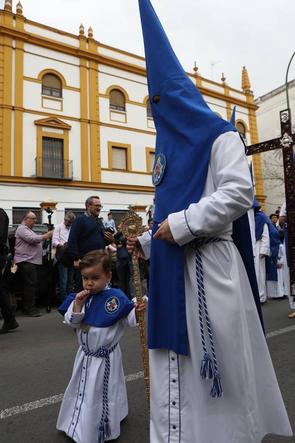 Seiscientos nazarenos acompañan al Cristo de la Misión y a la Virgen del Amparo el Viernes de Dolores