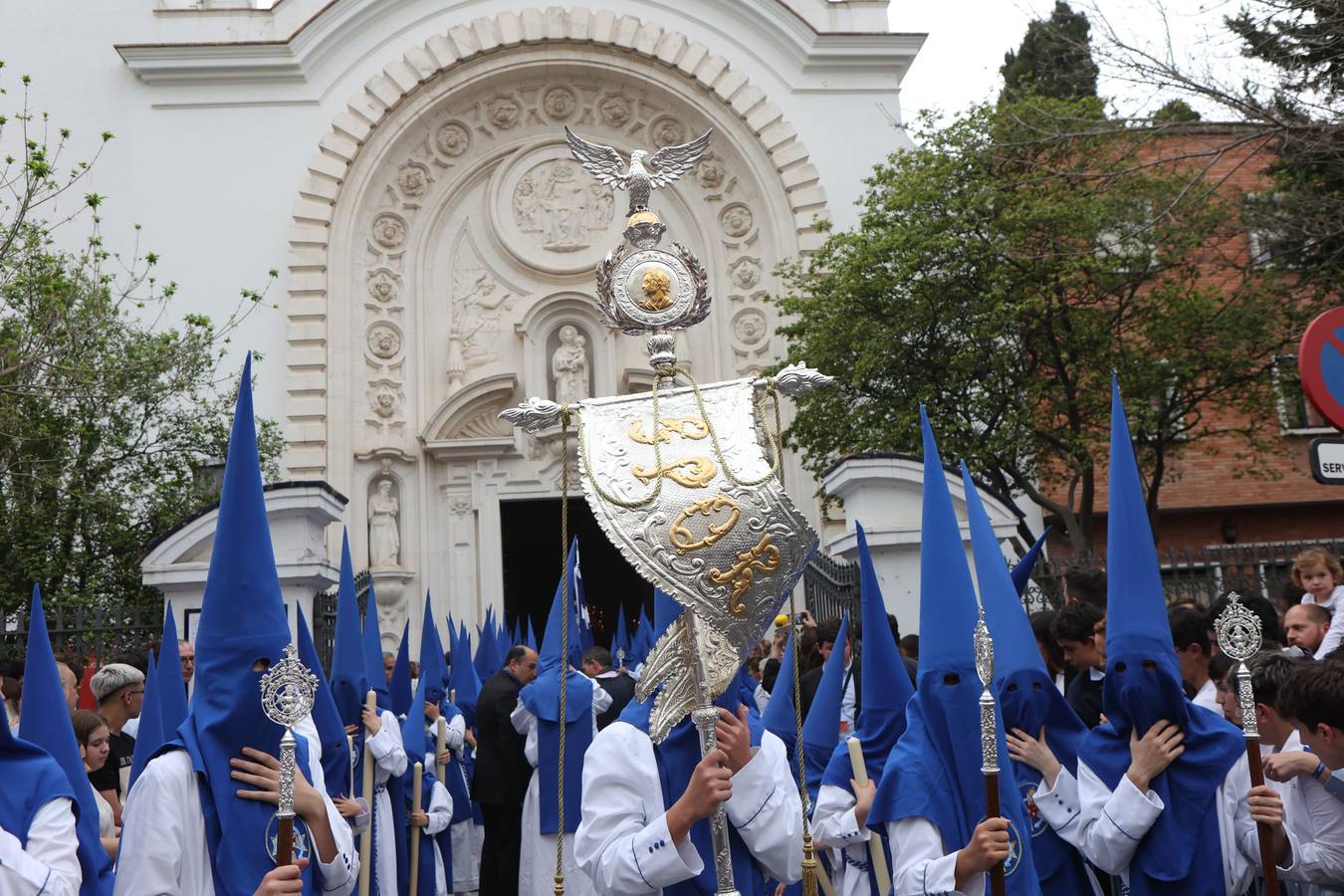 Seiscientos nazarenos acompañan al Cristo de la Misión y a la Virgen del Amparo el Viernes de Dolores