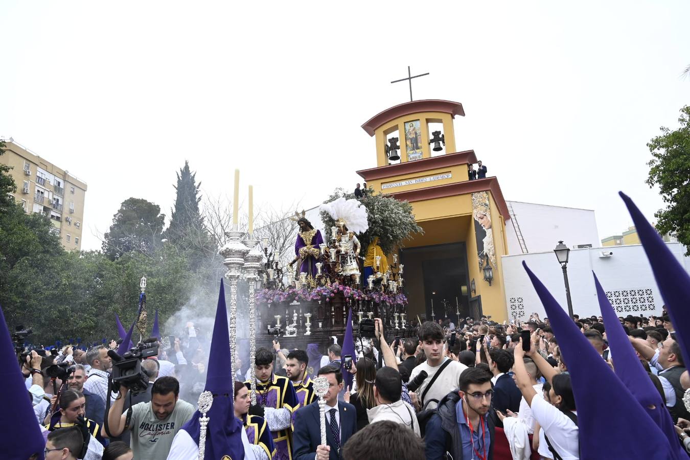 El barrio de Pino Montano arropó a su hermandad en el 25 aniversario de la Virgen del Amor