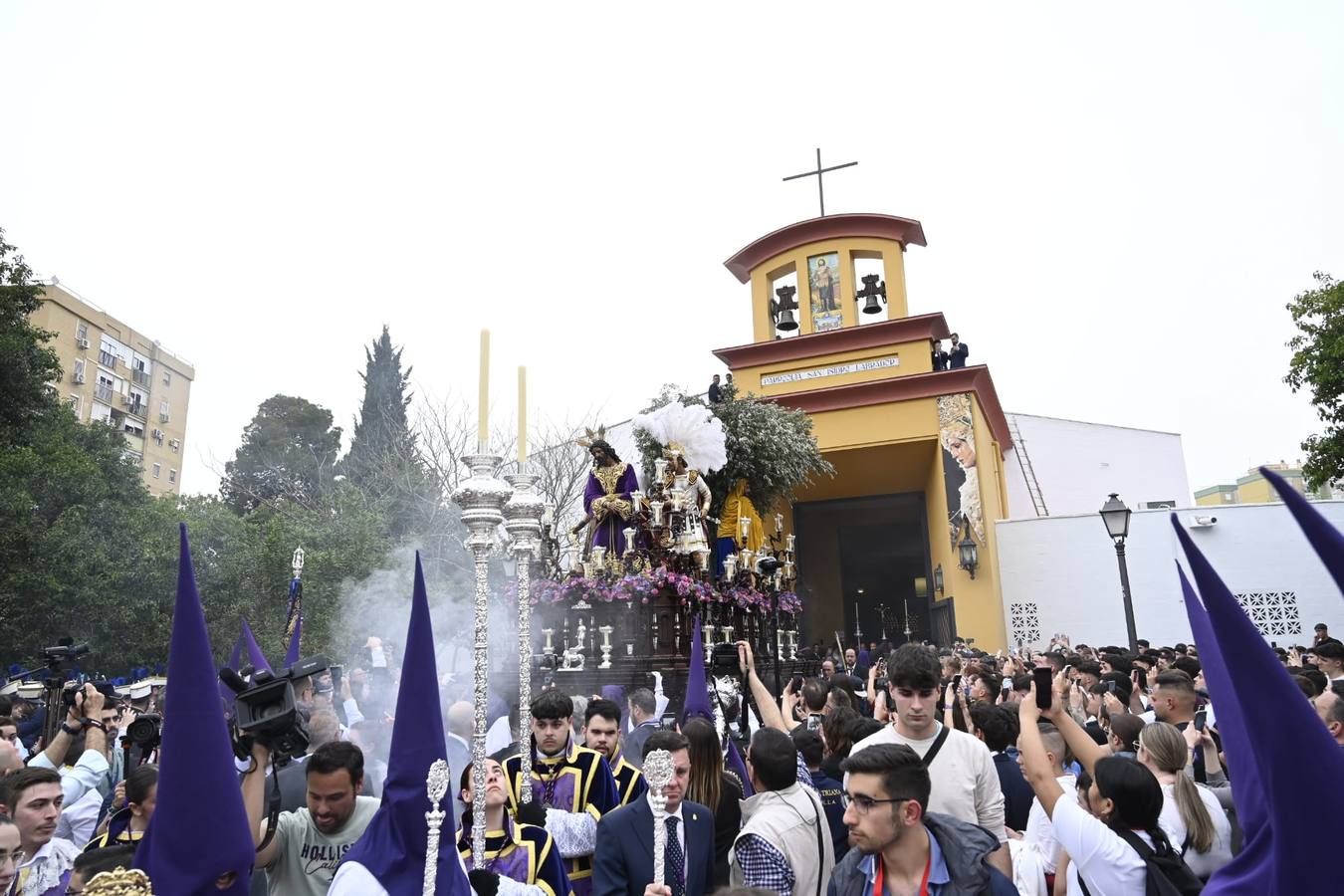 El barrio de Pino Montano arropó a su hermandad en el 25 aniversario de la Virgen del Amor